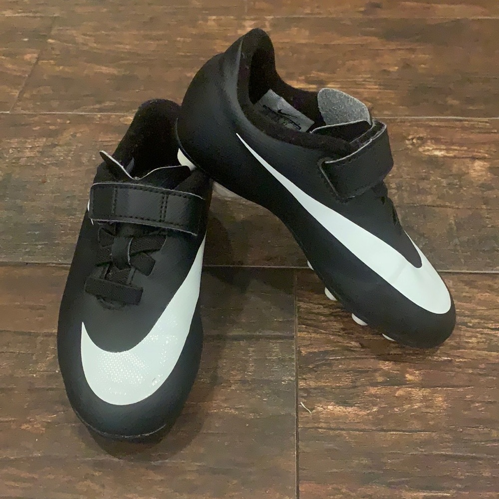 Nike Youth Soccer Cleats Size 10